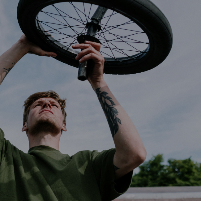 Homme réparant la roue d’un vélo cargo électrique Yükargo, entretien et maintenance inclus