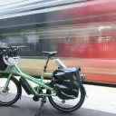 Vélo cargo électrique Yükargo devant la gare, prêt pour vos trajets quotidiens avec la LOA vélo cargo