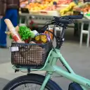 Vélo cargo électrique Yükargo transportant pain et salade devant un marché – testez la LOA vélo cargo